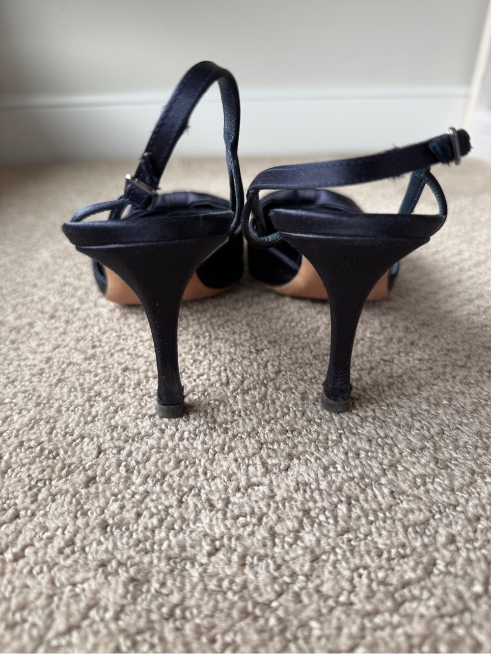 Manolo Blahnik Dark Navy Satin Pointed-Toe Slingback Pumps with Bow size 39.5 - Picture 9 of 10